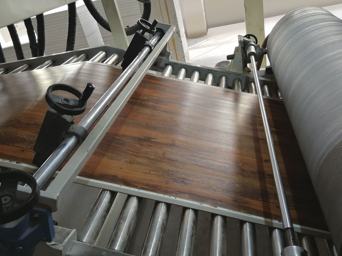 Linha de produção de pisos de PVC/WPC/SPC